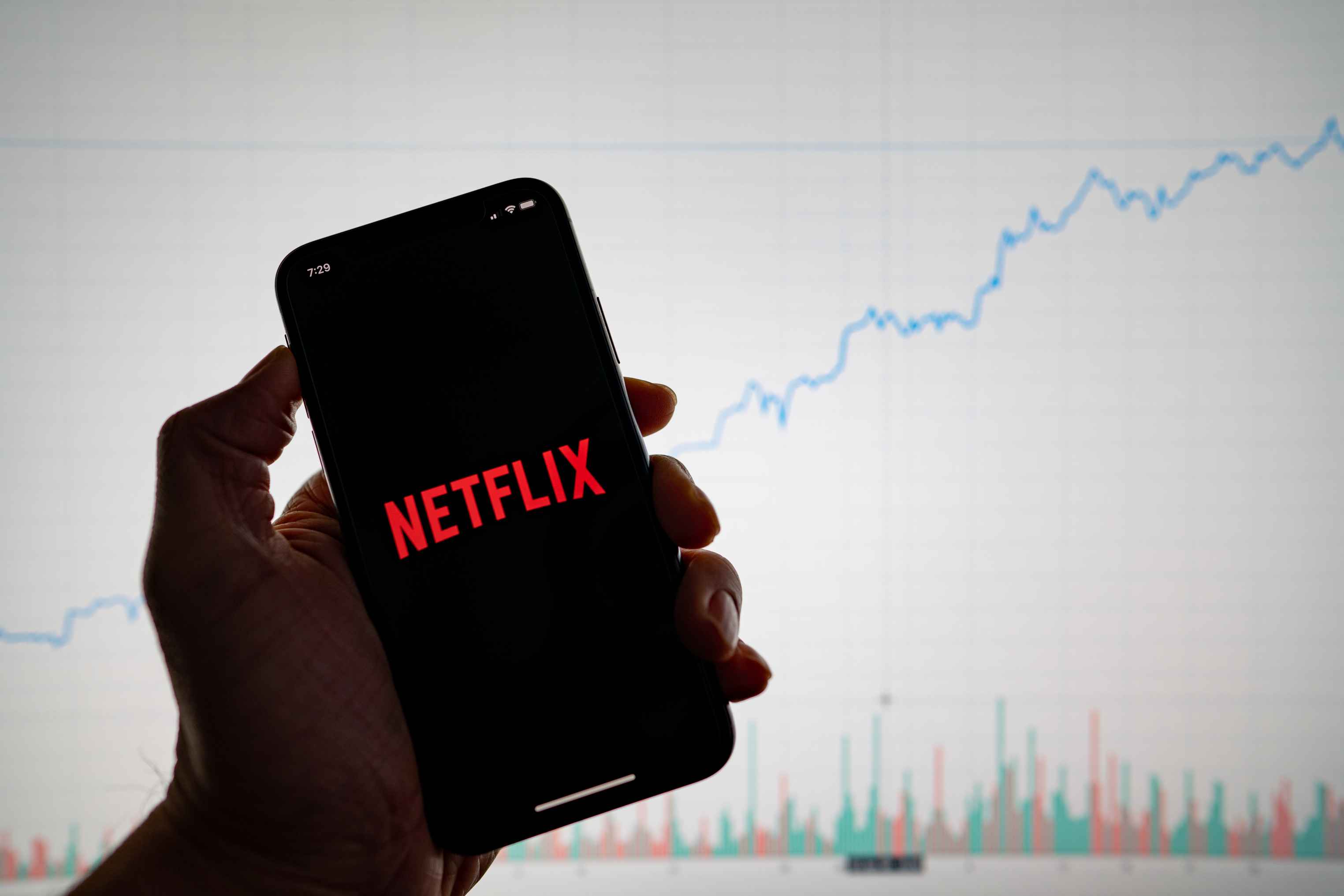 Netflix網飛的2022年業績如何，2023年股票值不值得買？

